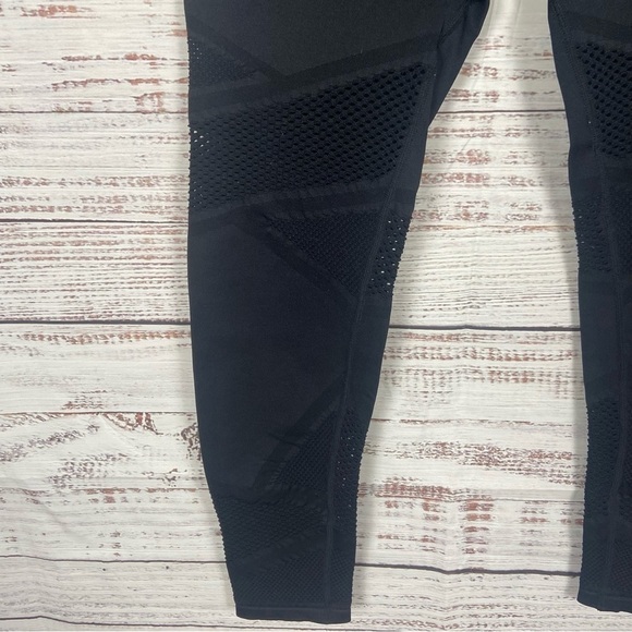 Fabletics Black mesh detail size small cropped leggings - Picture 3 of 5
